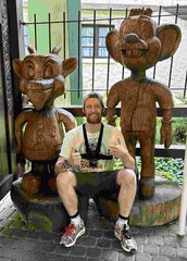 Buitenhof Reizen - Ondernemend - Europa park - begeleide groepsreizen voor mensen met  een verstandelijke beperking - Reiziger bij standbeeld