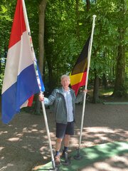 Buitenhof Reizen voor mensen met een verstandelijke beperking - Ondernemend - Gulpen - Reiziger met Belgische en Nederlandse vlag Buitenhof Reizen voor mensen met een verstandelijke beperking - Ondernemend - Gulpen - Reiziger met Belgische en Nederlandse vlag