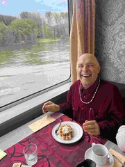 Buitenhof Reizen - Rustig aan - MS Horizoncruises - begeleide groepsreizen voor mensen met een verstandelijke beperking - Reiziger aan tafel met een gebakje
