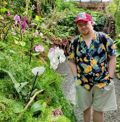 Buitenhof Reizen - Ondernemend - Zonnig Gran Canaria - begeleide groepsreizen voor mensen met een verstandelijke beperking - reiziger tussen de bloemen Buitenhof Reizen - Ondernemend - Zonnig Gran Canaria - begeleide groepsreizen voor mensen met een verstandelijke beperking - reiziger tussen de bloemen