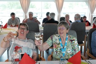 Buitenhof Zomercruise - Proostende dames - Buitenhof Reizen begeleide vakanties voor mensen met een verstandelijke beperking