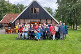 Twente - Groepsfoto voor de Manderhoeve - Buitenhof Reizen begeleide vakanties voor mensen met een verstandelijke beperking
