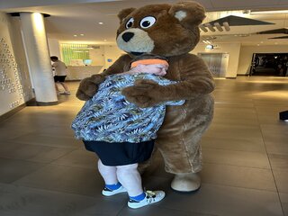 Buitenhof Reizen voor mensen met een verstandelijke beperking - Rustig Aan - Plezier in Peston Palace - reiziger knuffelt met mascotte van Preston Palace Buitenhof Reizen voor mensen met een verstandelijke beperking - Rustig Aan - Plezier in Peston Palace - reiziger knuffelt met mascotte van Preston Palace