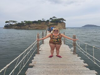 Buitenhof Reizen - Jongeren-Zonnig Zakynthos - begeleide groepsreizen voor mensen met een verstandelijke beperking - reiziger op loopbrug bij de zee Buitenhof Reizen - Jongeren-Zonnig Zakynthos - begeleide groepsreizen voor mensen met een verstandelijke beperking - reiziger op loopbrug bij de zee