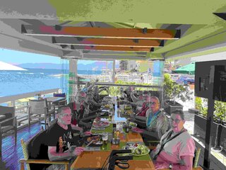 Buitenhof Reizen - Rustig aan - Kreta - begeleide groepsreizen voor mensen met een vertsandelijke beperking - reizigers in een restaurant