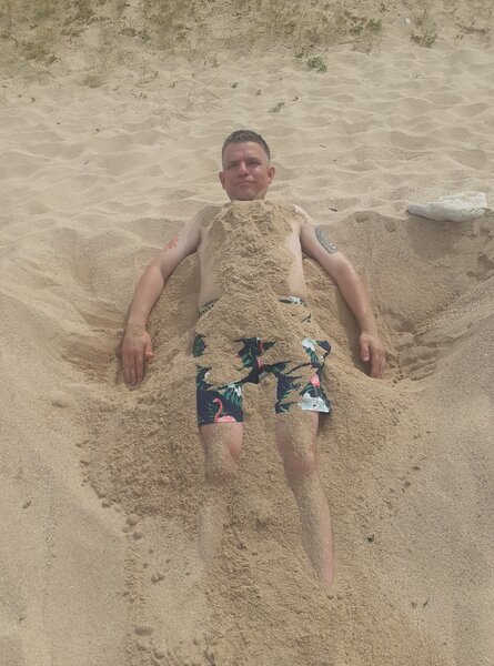 Buitenhof Reizen - Eilandleven Ile Oleron - begeleide groepsreizen voor mensen met een verstandelijke beperking - reiziger onder het zand