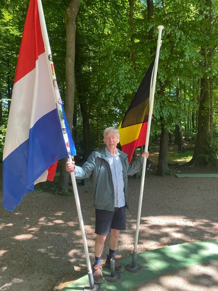 Buitenhof Reizen voor mensen met een verstandelijke beperking - Ondernemend - Gulpen - Reiziger met Belgische en Nederlandse vlag Buitenhof Reizen voor mensen met een verstandelijke beperking - Ondernemend - Gulpen - Reiziger met Belgische en Nederlandse vlag