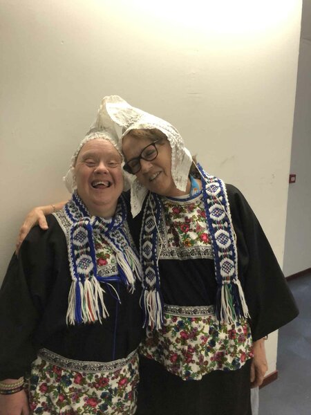 Buitenhof Reizen - Zorg - de Rijp - begeleide groepsreizen voor mensen met een verstandelijke beperking - reiziger en begeleider in klederdracht