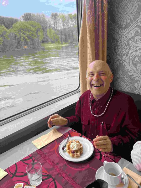 Buitenhof Reizen - Rustig aan - MS Horizoncruises - begeleide groepsreizen voor mensen met een verstandelijke beperking - Reiziger aan tafel met een gebakje