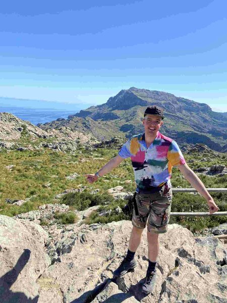 Buitenhof Reizen - Ondernemend - Mallorca - begeleide groepsreizen voor mensen met een verstandelijke beperking - reiziger in de bergen