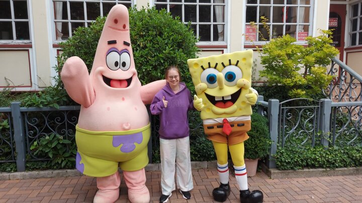 Buitenhof Reizen voor mensen met een verstandelijke beperking - Jongeren - Moviepark en Phantasieland - reiziger met Spongebob en Patrick Buitenhof Reizen voor mensen met een verstandelijke beperking - Jongeren - Moviepark en Phantasieland - reiziger met Spongebob en Patrick