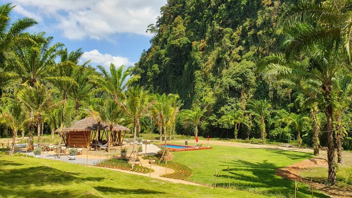 Buitenhof Reizen voor mensen met een verstandelijke beperling -Thailand - Khao Sok - tuin van resort