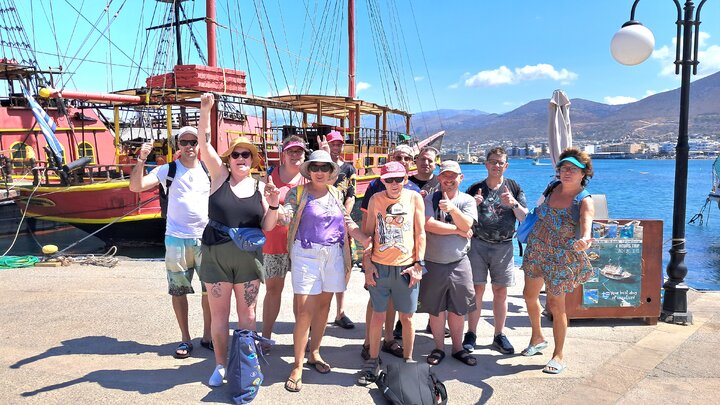 Buitenhof Reizen - Ondernemend - Grieks genieten op Kreta - groepsreizen voor mensen met een verstandelijke beperking - groep reizigers in de haven Buitenhof Reizen - Ondernemend - Grieks genieten op Kreta - groepsreizen voor mensen met een verstandelijke beperking - groep reizigers in de haven