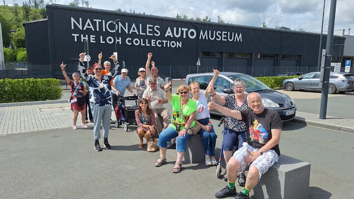 Buitenhof Reizen - Rustig aan - Winterberg - begeleide groepsreizen voor mensen met een verstandelijke beperking - groepsfoto voor national auto museum Buitenhof Reizen - Rustig aan - Winterberg - begeleide groepsreizen voor mensen met een verstandelijke beperking - groepsfoto voor national auto museum