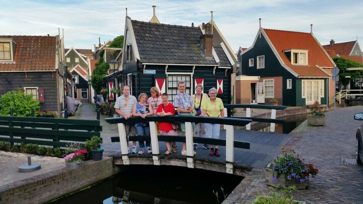 Volendam - Groepsfoto op brug - Buitenhof Reizen begeleide vakanties voor mensen met een verstandelijke beperking