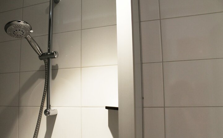 Groepsaccommodatie Manege Groenwoude douche - Buitenhof Reizen begeleide vakanties voor mensen met een verstandelijke beperking Groepsaccommodatie Manege Groenwoude douche - Buitenhof Reizen begeleide vakanties voor mensen met een verstandelijke beperking