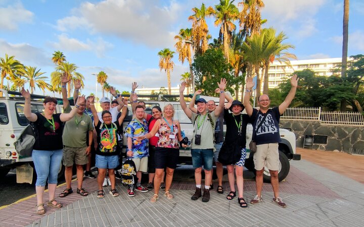 Buitenhof Reizen - Ondernemend - Gran Canaria - begeleide groepsreizen voor mensen met een verstandelijke beperking - groep reizigers voor jeep Buitenhof Reizen - Ondernemend - Gran Canaria - begeleide groepsreizen voor mensen met een verstandelijke beperking - groep reizigers voor jeep