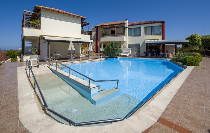 Buitenhof Reizen voor mensen met een verstandelijke beperking - Eria Resort - zwembad Buitenhof Reizen voor mensen met een verstandelijke beperking - Eria Resort - zwembad