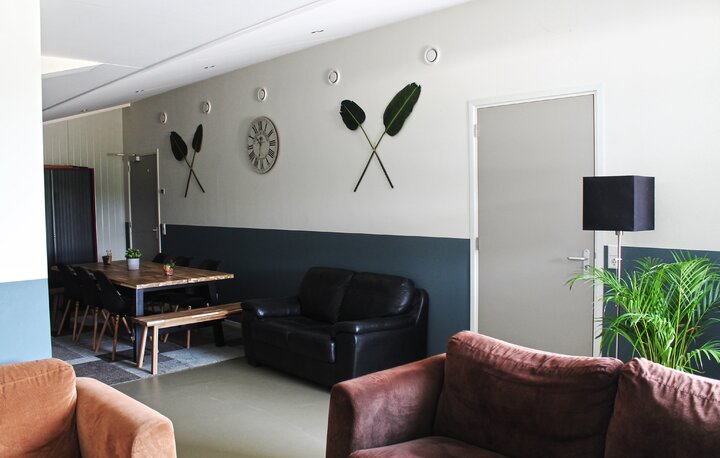 Groepsaccommodatie Manege Groenwoude woonkamer - Buitenhof Reizen begeleide vakanties voor mensen met een verstandelijke beperking Groepsaccommodatie Manege Groenwoude woonkamer - Buitenhof Reizen begeleide vakanties voor mensen met een verstandelijke beperking