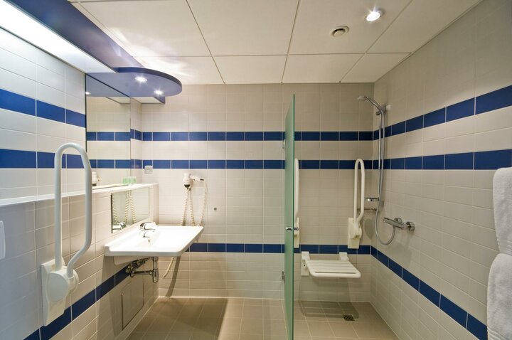 Buitenhof Reizen begeleide vakanties voor mensen met een verstandelijke beperking - © Hotel Floreal - Badkamer Buitenhof Reizen begeleide vakanties voor mensen met een verstandelijke beperking - © Hotel Floreal - Badkamer