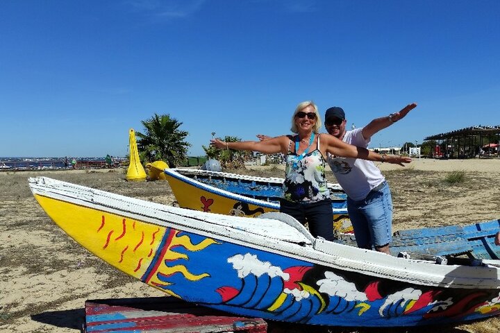 Monte Gordo - Reizigers bij bootje - Buitenhof Reizen begeleide vakanties voor mensen met een verstandelijke beperking.