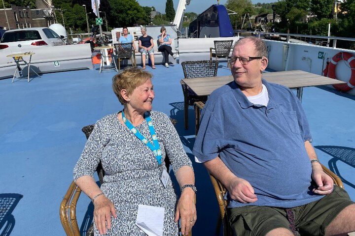 Buitenhof Zomercruise - Man en vrouw op dek - Buitenhof Reizen begeleide vakanties voor mensen met een verstandelijke beperking