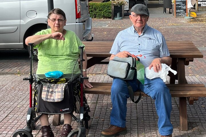 De veluwe - Reizigers op een bankje - Buitenhof Reizen begeleide vakanties voor mensen met een verstandelijke beperking De veluwe - Reizigers op een bankje - Buitenhof Reizen begeleide vakanties voor mensen met een verstandelijke beperking