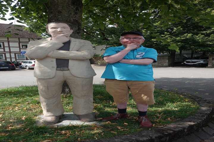 Buitenhof Reizen voor mensen met een verstandelijke beperking - Ondernemend - Natuur in Willebadessen - Reiziger naast standbeeld Buitenhof Reizen voor mensen met een verstandelijke beperking - Ondernemend - Natuur in Willebadessen - Reiziger naast standbeeld