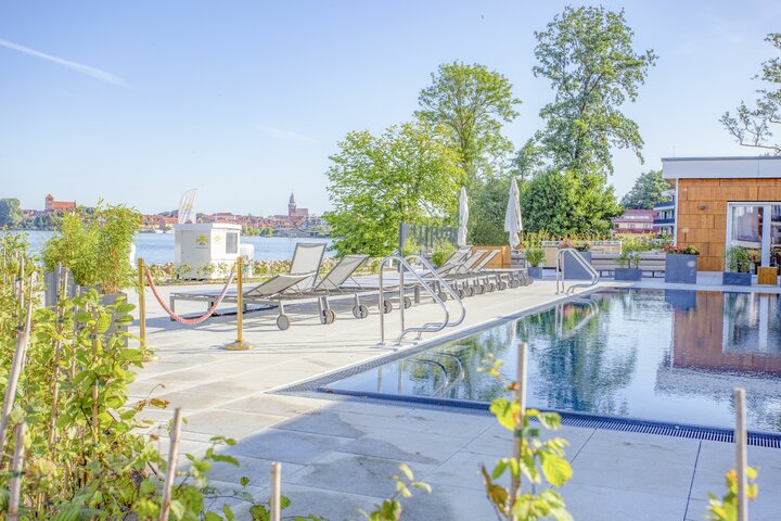 Buitenhofreizen voor mensen met een verstandelijke beperking-MareMÃ¼ritz Yachthafen Resort-zwembad 