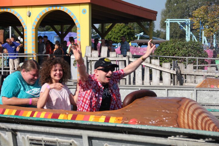 Moviepark & Phantasialand jongeren in boomstam - Buitenhof Reizen begeleide vakanties voor mensen met een verstandelijke beperking Moviepark & Phantasialand jongeren in boomstam - Buitenhof Reizen begeleide vakanties voor mensen met een verstandelijke beperking