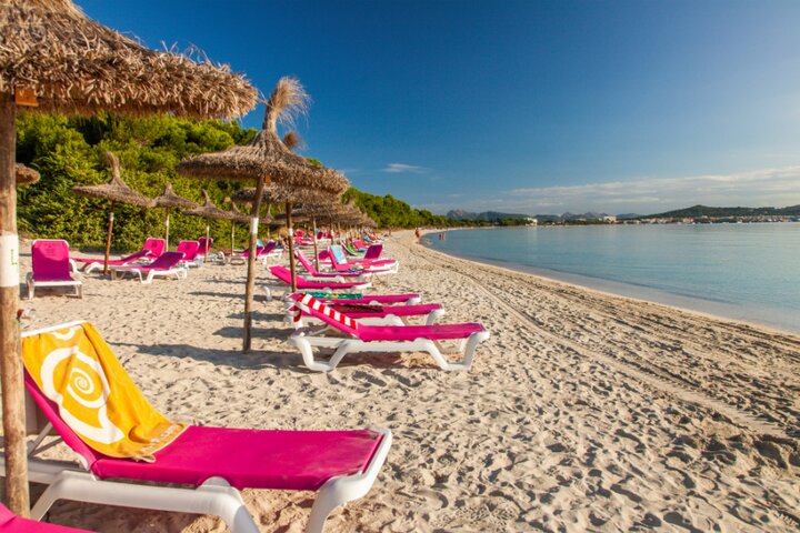 Fuengirola - strand met ligbedjes - Buitenhof Reizen begeleide vakanties voor mensen met een beperking Fuengirola - strand met ligbedjes - Buitenhof Reizen begeleide vakanties voor mensen met een beperking