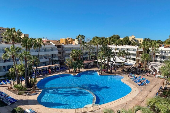 Buitenhof Reizen - Mallorca - begeleide vakanties voor mensen met een beperking - Fergus Club Palmanova Park zwembad Buitenhof Reizen - Mallorca - begeleide vakanties voor mensen met een beperking - Fergus Club Palmanova Park zwembad