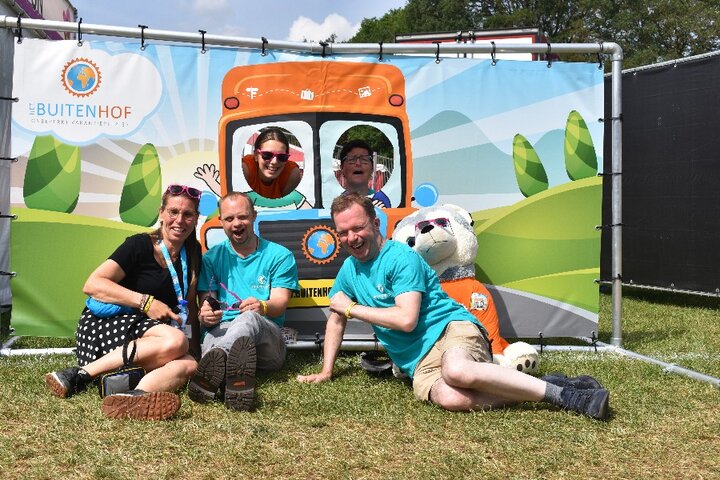 Funpop - Groepsfoto - Buitenhof Reizen begeleide vakanties voor mensen met een verstandelijke beperking. Funpop - Groepsfoto - Buitenhof Reizen begeleide vakanties voor mensen met een verstandelijke beperking.