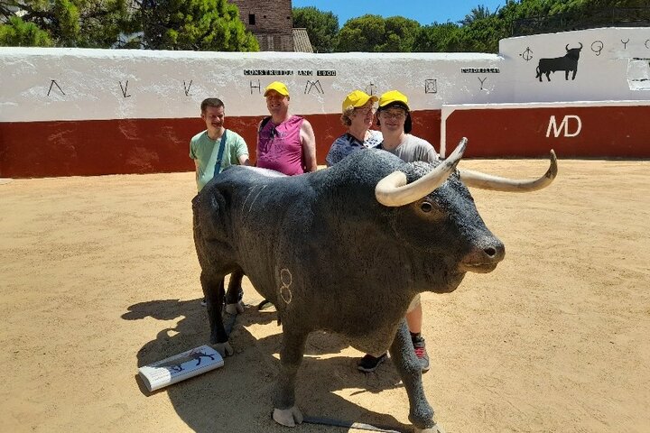 Fuengirola - Reizigers met stier - Buitenhof Reizen begeleide vakanties voor mensen met een verstandelijke beperking. Fuengirola - Reizigers met stier - Buitenhof Reizen begeleide vakanties voor mensen met een verstandelijke beperking.