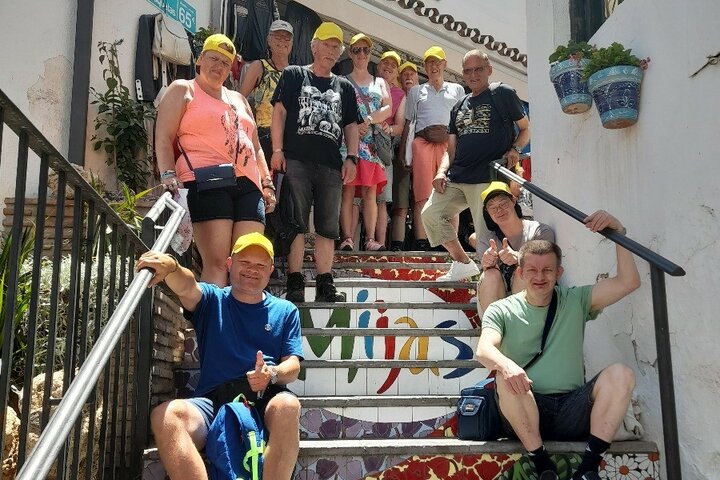 Fuengirola - Groepsfoto op trap - Buitenhof Reizen begeleide vakanties voor mensen met een verstandelijke beperking. Fuengirola - Groepsfoto op trap - Buitenhof Reizen begeleide vakanties voor mensen met een verstandelijke beperking.