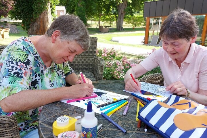 Valkenburg - Knutselen - Buitenhof Reizen begeleide vakanties voor mensen met een verstandelijke beperking. Valkenburg - Knutselen - Buitenhof Reizen begeleide vakanties voor mensen met een verstandelijke beperking.