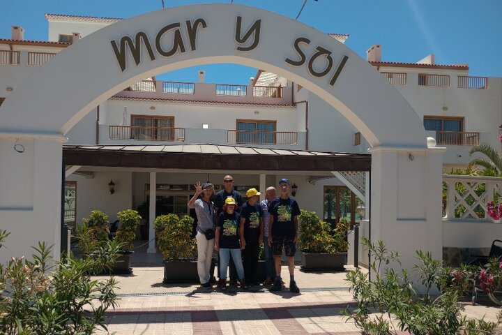 Tenerife - Groepsfoto hotel - Buitenhof Reizen begeleide vakanties voor mensen met een verstandelijke beperking. Tenerife - Groepsfoto hotel - Buitenhof Reizen begeleide vakanties voor mensen met een verstandelijke beperking.