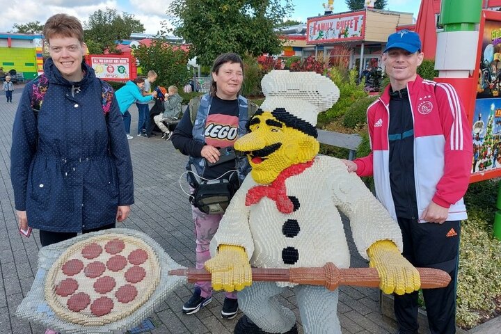 Legoland - Pizzabakker - Buitenhof Reizen begeleide vakanties voor mensen met een verstandelijke beperking. Legoland - Pizzabakker - Buitenhof Reizen begeleide vakanties voor mensen met een verstandelijke beperking.