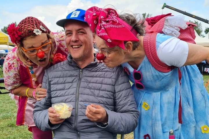 Funpop - Ijs met clowns - Buitenhof Reizen begeleide vakanties voor mensen met een verstandelijke beperking. Funpop - Ijs met clowns - Buitenhof Reizen begeleide vakanties voor mensen met een verstandelijke beperking.