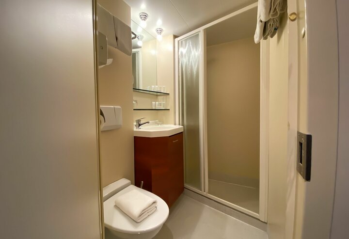 Buitenhof Reizen begeleide vakanties voor mensen met een verstandelijke beperking - © MS Dutch Grace - Badkamer Buitenhof Reizen begeleide vakanties voor mensen met een verstandelijke beperking - © MS Dutch Grace - Badkamer