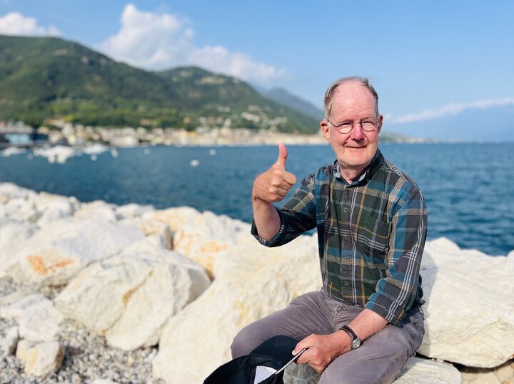 Buitenhof Reizen - Rustig aan - Gardameer - begeleide groepsreizen voor mensen met een verstandelijke beperking - Vrolijke reiziger aan het gardameer Buitenhof Reizen - Rustig aan - Gardameer - begeleide groepsreizen voor mensen met een verstandelijke beperking - Vrolijke reiziger aan het gardameer