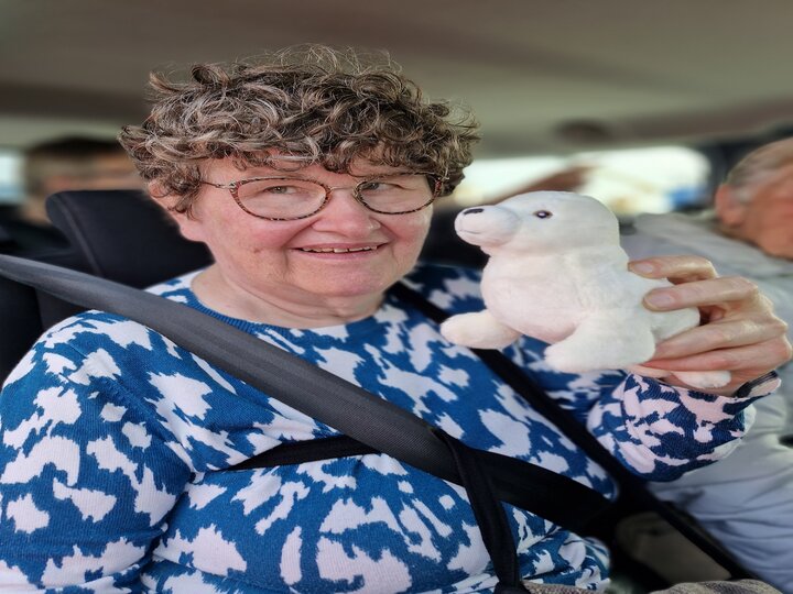 Buitenhof Reizen voor mensen met een verstandelijke beperking - zorg - Eilandleven op Ameland - Reiziger met zeehondknuffel Buitenhof Reizen voor mensen met een verstandelijke beperking - zorg - Eilandleven op Ameland - Reiziger met zeehondknuffel