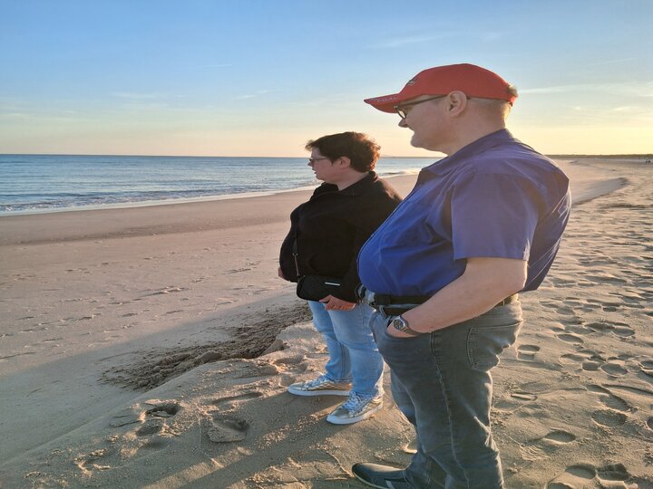 Buitenhof Reizen voor mensen met een verstandelijke beperking - Rustig Aan - Prachtig Portugal - reizigers op het strand bij zonsondergang