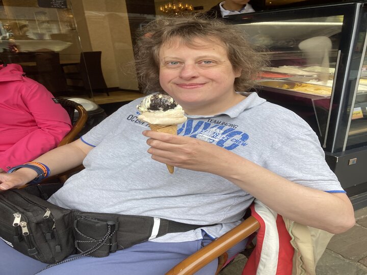 Buitenhof Reizen voor mensen met een verstandelijke beperking - Rustig Aan - Bosrijk La Roche-en-Ardenne - reiziger met ijsje Buitenhof Reizen voor mensen met een verstandelijke beperking - Rustig Aan - Bosrijk La Roche-en-Ardenne - reiziger met ijsje