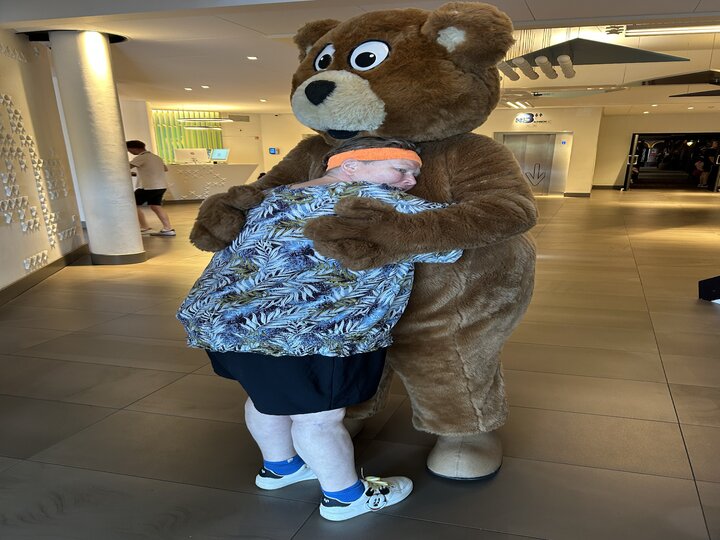 Buitenhof Reizen voor mensen met een verstandelijke beperking - Rustig Aan - Plezier in Peston Palace - reiziger knuffelt met mascotte van Preston Palace Buitenhof Reizen voor mensen met een verstandelijke beperking - Rustig Aan - Plezier in Peston Palace - reiziger knuffelt met mascotte van Preston Palace