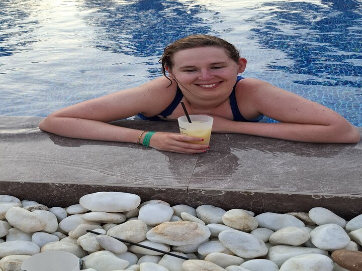 Buitenhof Reizen voor mensen met een verstandelijke beperking - Ondernemend - Feesten op Ibiza -reiziger op rand van het zwembad