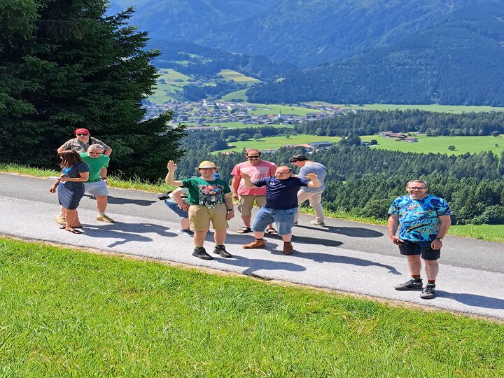Buitenhof Reizen voor mensen met een verstandelijke beperking - Ondernemend - Bergpret in St. Johann in Tirol - groep in de bergen Buitenhof Reizen voor mensen met een verstandelijke beperking - Ondernemend - Bergpret in St. Johann in Tirol - groep in de bergen