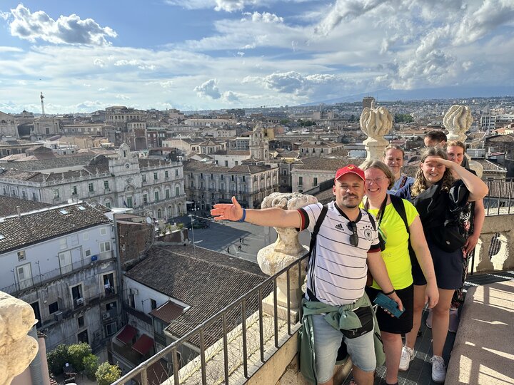 Buitenhof Reizen - Ondernemend - Italiaanse gezelligheid op Sicilie - begeleide groepsreizen voor mensen met een verstandelijke beperking - groep reizigers op uitkijkpunt boven de stad