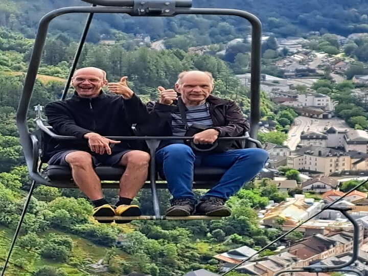 Buitenhof Reizen - Ondernemend - Middeleeuws Vianden - begeleide groepsreizen voor mensen met een verstandelijke beperking - reizigers in stoeltjeslift Buitenhof Reizen - Ondernemend - Middeleeuws Vianden - begeleide groepsreizen voor mensen met een verstandelijke beperking - reizigers in stoeltjeslift