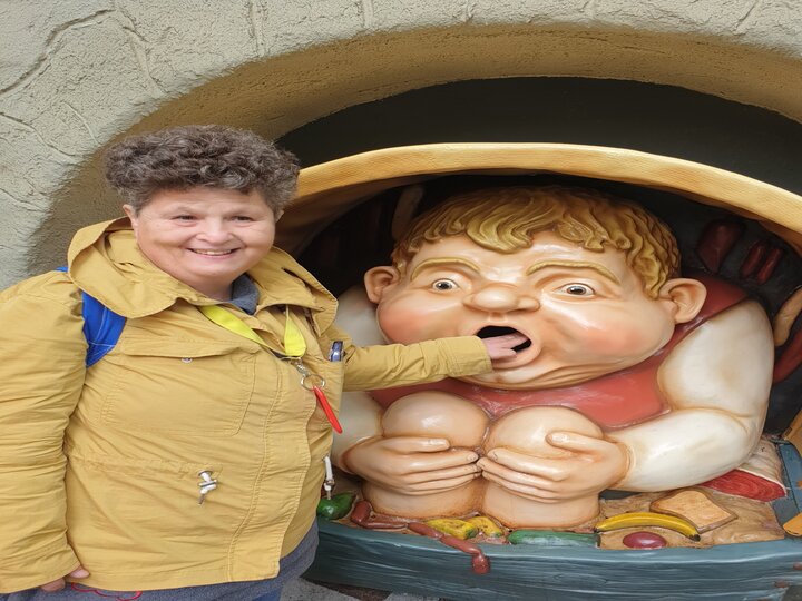 Buitenhof Reizen - Rustig aan - Efteling Bosrijk - begeleide groepsreizen voor mensen met een verstandelijke beperking - reiziger met holle bolle gijs